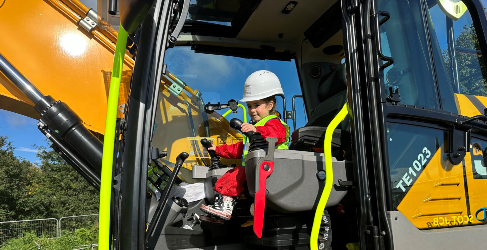The children learned about the machinery used to deliver the project Cardross Overflow Completion